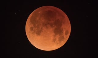 El eclipse lunar que será visible este viernes 19, contará con una duración de más de tres horas, convirtiéndose en el más largo del siglo (ESPECIAL) 