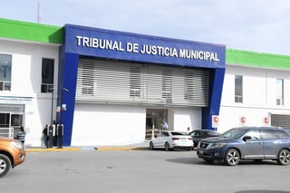 Personal de los Tribunales de Justicia Municipal se encargaron de tomar conocimiento del accidente. (EL SIGLO DE TORREÓN)