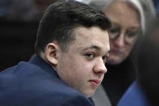 Un jurado declaró este viernes no culpable al joven Kyle Rittenhouse, acusado de matar en agosto de 2020 -cuando tenía 17 años- a dos personas durante los disturbios raciales en Wisconsin (EUA). (ESPECIAL) 