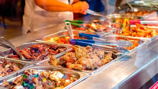 El dueño del restaurante dijo que no le brindaría más el servicio a los 'mukbang', personas que se graban comiendo grandes cantidades de alimentos (ESPECIAL)