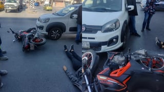 Una joven resultó lesionada luego de que la motocicleta en la que viajaba como acompañante se impactó contra un vehículo que presuntamente le cortó la circulación a la altura de la colonia Gustavo Díaz Ordaz de la ciudad de Torreón.