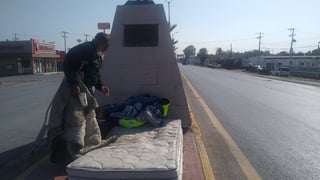 El hombre duerme en un colchón en el camellón del bulevar José Santos Valdés. (EL SIGLO DE TORREÓN / Mary Vázquez)