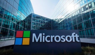 El gigante estadounidense del software Microsoft anunció en el marco de su conferencia Reimagine un nuevo computador portátil y una versión de Windows 11 diseñados específicamente para su uso en las escuelas, con el objetivo de competir con Chromebook de Google. (ESPECIAL) 
 