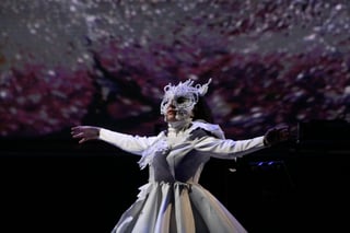 En su cumpleaños 56, Björk a veces presente y muchas otras ocasiones efímera, sigue produciendo esa curiosidad y fascinación de su público, el cual se ha diversificado. (ARCHIVO) 
