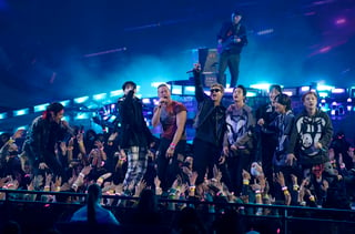 El Kpop se apoderó de la industria musical global y es precisamente la agrupación de BTS, integrada por  Jin, Suga, J-Hope, RM, Jimin, V y Jungkook quienes se han colocado como los favoritos de las listas de popularidad, y este domingo no fue la excepción ya que lograron una participación destacada en los American Music Awards 2021.
