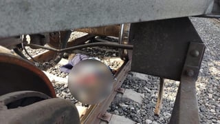 Hombre muere arrollado por el tren en las vías que pasan a espaldas del fraccionamiento Los Álamos de Gómez Palacio, el fallecido se encuentra en calidad de no identificado. (EL SIGLO DE TORREÓN) 
