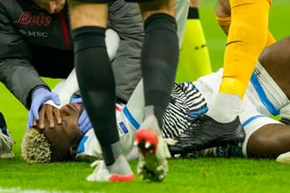 El nigeriano Victor Osimhen, máximo goleador del Nápoles, sufre unas 'fracturas múltiples astilladas' en la cara que le obligarán a operarse, informó el equipo napolitano, colíder de la Serie A. (ARCHIVO)
