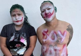 La pareja que estaba maquillada como los enemigos de 'Batman', fue encontrada atada a un poste en Oaxaca, luego de ser señalados como presuntos ladrones (CAPTURA)  
