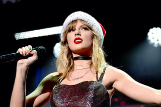 La cantante Taylor Swift publicó este lunes una nueva versión del tema 'Christmas Tree Farm', el éxito navideño que grabó en 2019 y que ahora reedita con apoyo de una orquesta de 70 músicos con arreglo, y a tiempo para los festivos de fin de año.  (ESPECIAL) 