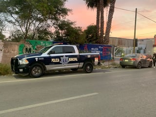 La unidad oficial se impactó contra el costado de un vehículo particular en el Centro de Torreón. (EL SIGLO DE TORREÓN)