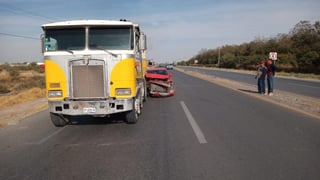 El vehículo en el que viajaba se impactó contra un camión de carga. (EL SIGLO DE TORREÓN) 