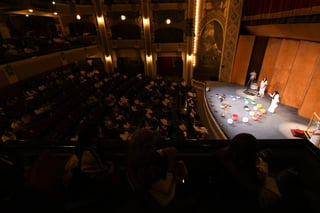 Laguneros se dieron cita en el Teatro Isauro Martínez para disfrutar de la presentación de tambores tibetanos (EL SIGLO DE TORREÓN/FERNANDO COMPEÁN) 