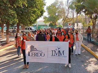 Las autoridades y los asistentes vestidos de naranja y blanco, colores alusivos a esta fecha tan importante, partieron desde el Parque Victoria, para cruzar por la avenida Francisco Sarabia. (EL SIGLO DE TORREÓN)