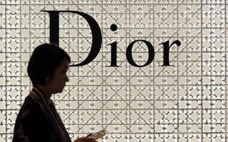 Hace unos días la fotografía que formaba parte de una exposición de Dior, se volvió centro de polémica al considerar que 'manchaba' la imagen de la mujer asiática  (ESPECIAL)  