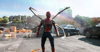 Fotograma cedido hoy por Sony Pictures que muestra una escena de la película 'Spider-Man: No Way Home', que llegará a los cines el próximo 15 de diciembre. (EFE) 