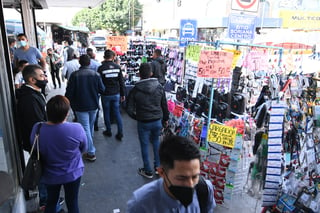 Autoridades municipales y estatales realizaron ayer jueves un nuevo ordenamiento de comerciantes ambulantes en Torreón. (FERNANDO COMPEÁN)