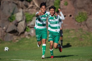 Joshua Mancha y Nicolás Ramírez Jr., festejan el gol que tiene en ventaja a los albiverdes.