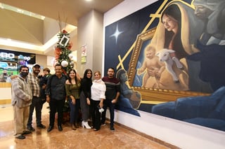Laguneros acudieron a apreciar el mural navideño (EL SIGLO DE TORREÓN/FERNANDO COMPEÁN) 