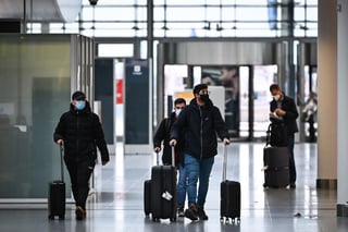 Dos pasajeros que aterrizaron el pasado 24 de noviembre en el aeropuerto de Múnich, procedentes de Sudáfrica, fueron confirmados, mediante PCR, como infectados con la variante ómicron del coronavirus, informó este sábado el Ministerio de Sanidad bávaro.
