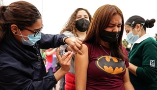 El Gobierno de México anunció este domingo el calendario de vacunación contra el Covid-19 que se desarrollará directamente en preparatorias de Torreón para adolescentes de 15 a 17 años de edad sin comorbilidades. (ARCHIVO) 
