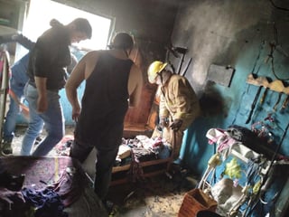 Elementos del cuerpo de Bomberos y Protección Civil de Lerdo, se movilizaron la tarde del sábado tras el reporte de una vivienda en llamas localizada en el poblado Villa Nazareno.
