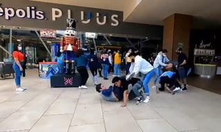 Un grupo de jóvenes protagonizaron una riña mientras esperaban en la fila para adquirir boletos para Spider-Man: No Way Home en una plaza de Cuernavaca, Morelos (CAPTURA) 