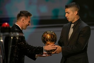 El argentino Lionel Messi, de 34 años y actualmente en el París Saint-Germain, se alzó este lunes con el Balón de Oro de la revista France Football que ha ganado ya en siete ocasiones.