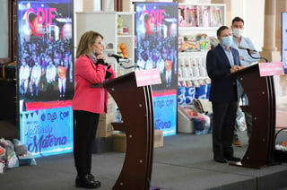 El gobernador José Rosas Aispuro reconoció la labor de Elvira Barrantes al frente del Sistema DIF estatal. (CORTESÍA) 