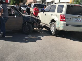 Presuntamente el conductor de la Caribe se quedó dormido al volante y provocó los daños a los autos estacionados. (EL SIGLO DE TORREÓN)