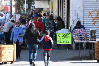 Llaman integrantes del comercio establecido a mejorar el ordenamiento entre ambulantes en el Centro de Torreón. (FERNANDO COMPEÁN)