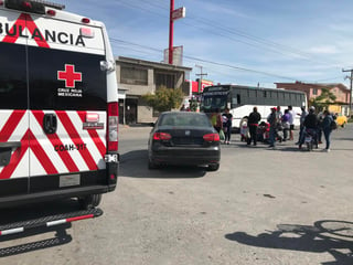 Paramédicos de la Cruz Roja atendieron al joven, quien presentó un fuerte golpe en el rostro y otras lesiones en el cuerpo. (EL SIGLO DE TORREÓN)