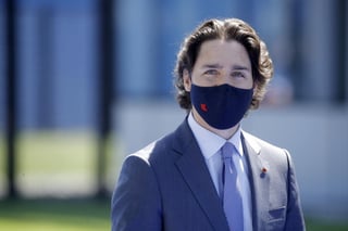 El primer ministro canadiense, Justin Trudeau, advirtió este martes que la aparición de la variante ómicron del coronavirus puede obligar a su Gobierno a adoptar nuevas restricciones para la entrada en el país. (ARCHIVO) 