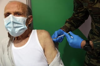 Los residentes en Grecia mayores de 60 años tendrán que vacunarse contra el coronavirus o pagar multas mensuales de 100 euros (114 dólares) a principios del año entrante, en el primer mandato general de inoculación del país. (ARCHIVO) 
