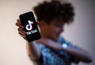 Junto con otras redes sociales, TikTok se ha visto bajo la mirada de padres de familia y expertos que la señalan de ser 'perjudicial' para la salud de algunos jóvenes (ESPECIAL)