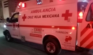 El hombre lesionado fue trasladado a un hospital de la ciudad en una ambulancia de la Cruz Roja. (EL SIGLO DE TORREÓN)
