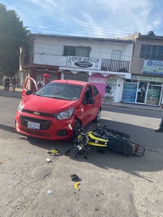 Conductor de auto arrolla a motociclista en calles de la colonia El Dorado; el conductor de la frágil unidad fue hospitalizado. (EL SIGLO DE TORREÓN)