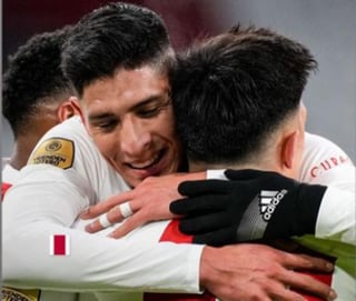 El mexicano Edson Álvarez disputó los noventa minutos en la victoria del Ajax ante el Willem II. El equipo de Ámsterdam no tuvo complicaciones para derrotar por 5 a 0 a su rival. (CORTESÍA) 

