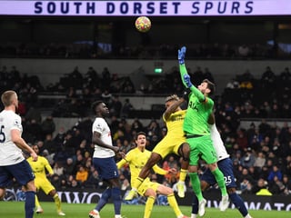 El Tottenham Hotspur de Antonio Conte ganó su segundo partido consecutivo en la Premier League al derrotar este jueves al Brentford en un partido que les facilitó el gol de Sergi Canós en propia puerta (2-0).
