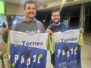 Mauricio Guizar (d) y su compañero Ulberto Prieto continúan con vida en el torneo y quieren llegar a la final de su categoría.  (RAMÓN SOTOMAYOR)