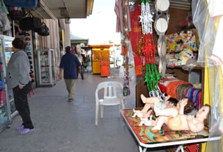 Autoridades municipales mantendrán una vigilancia permanente en los locales navideños del perímetro del Mercado Juárez. (ARCHIVO)