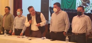 El senador Gabriel García, encargado del proyecto ASL, estuvo ayer en Lerdo para firmar un acuerdo de voluntades.