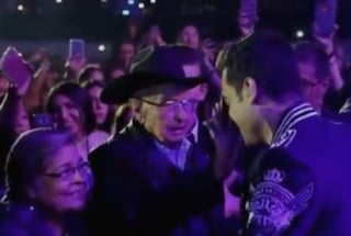 Carlos Rivera, uno de los cantantes del momento, conmovió a sus seguidores de redes sociales el pasado viernes al compartir un video de sus abuelos presentes en el concierto que ofreció en la ciudad de Torreón.