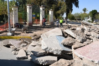 La Dirección de Obras Públicas de Torreón trabaja a su máxima capacidad para entregar los diversos proyectos pendientes en el municipio, especialmente en lo que tiene que ver con las mejoras en el Boque Venustiano Carranza, la pavimentación del último tramo pendiente de la avenida Juárez, así como de la renovación del Gimnasio de Las Alamedas.
