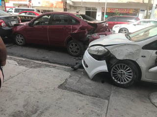 Un conductor perdió el control de su vehículo y se impactó contra dos autos estacionados en la zona Centro de la ciudad de Torreón, una persona resultó lesionada en los hechos.