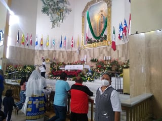 Norma llegó al altar de la Virgen de Guadalupe y le agradeció por mantenerla con vida y salud. (ANGÉLICA SANDOVAL)