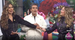 Galilea Montijo aprovechó para 'bromear' un poco con su compañera Andrea Legarreta durante una edición del programa Hoy, al señalarle que llevaba el vestido al revés (CAPTURA) 