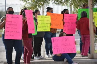 La mañana de este lunes llegaron las manifestantes al Centro de Justicia.