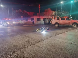Conductores de motocicletas chocan de frente en calles del sector Centro de Gómez Palacio; hay una mujer lesionada. (EL SIGLO DE TORREÓN)