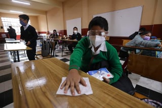 De los planteles con casos de COVID en Torreón, se confirmaron 68 en alumnos y 35 en docentes. (ARCHIVO)