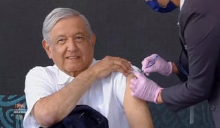 Al igual que se hará en todos los mayores de 60 años, tanto los funcionarios federales como López Obrador recibieron el biológico de AstraZeneca. (ESPECIAL)